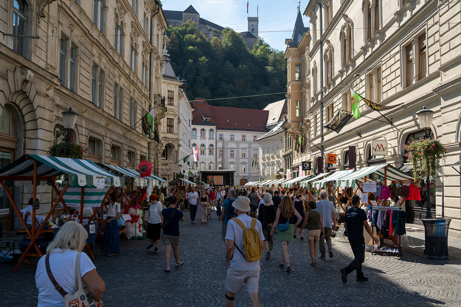 Na vec kot 100 stojnicah so bili razstavljeni najrazlicnejsi izdelki in storitve ki so iz ideje v posel prerasli v programu PONI. Foto Zan Civgin