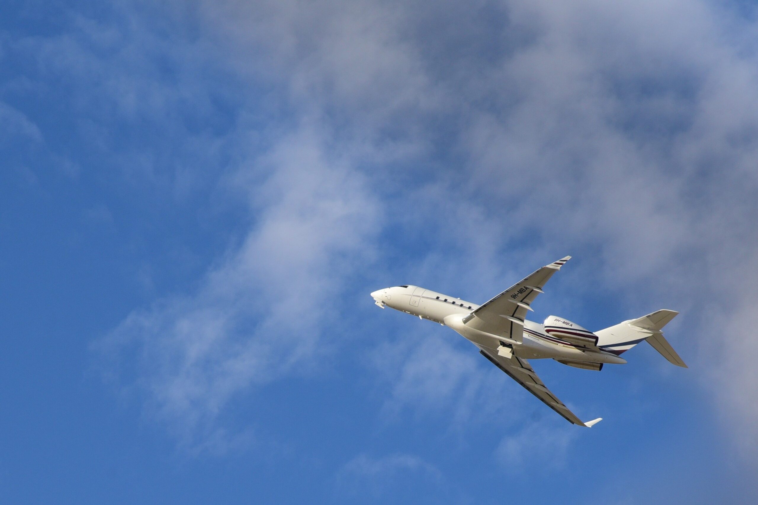 pexels planespotter geneva 1877406873 30475503 scaled